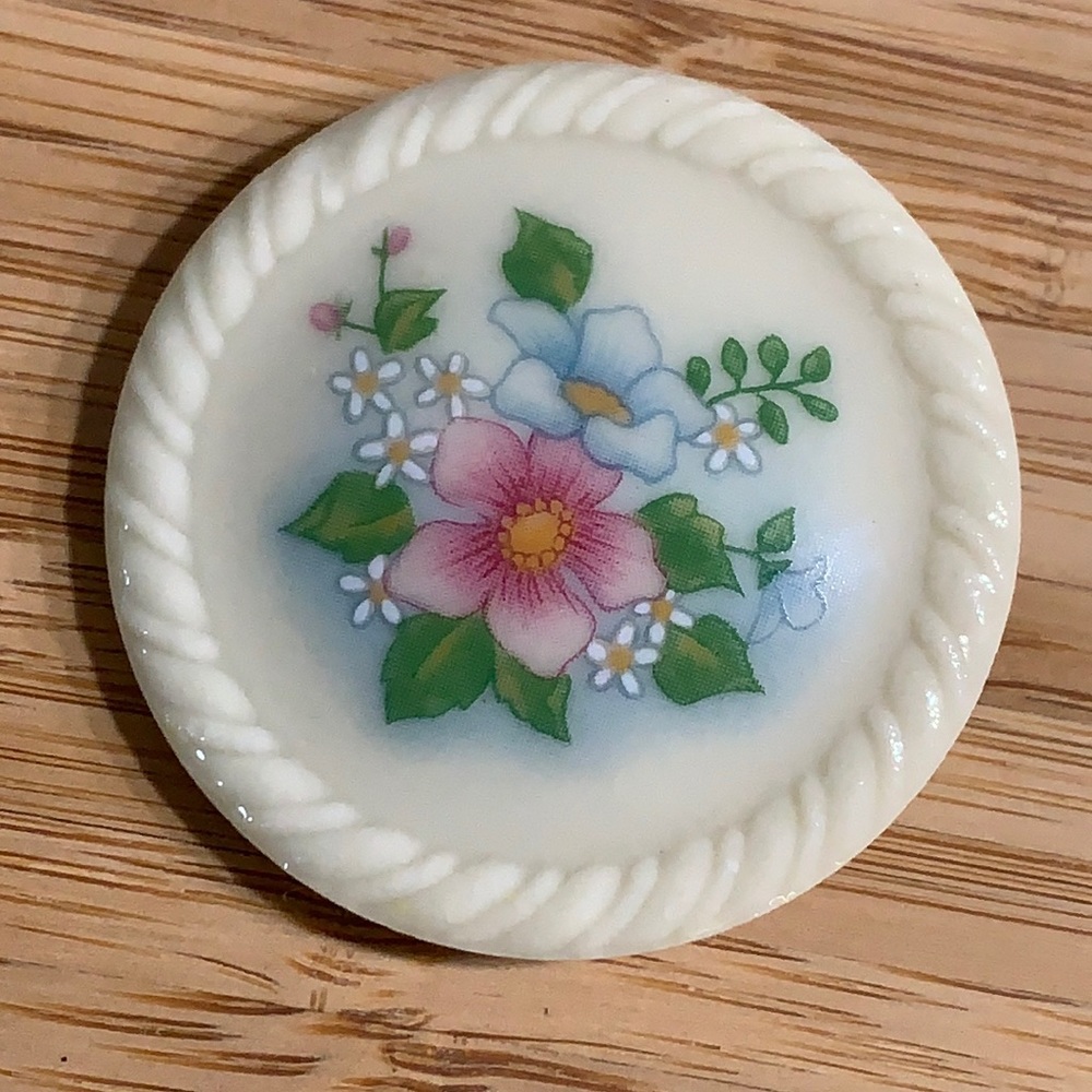 VINTAGE Avon Porcelain Floral Pin